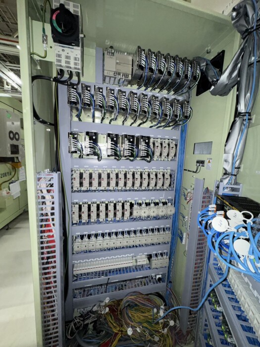 某工場 自動化設備 制御盤 増設 盤内 サーボアンプ ブレーカ PLC 配線
