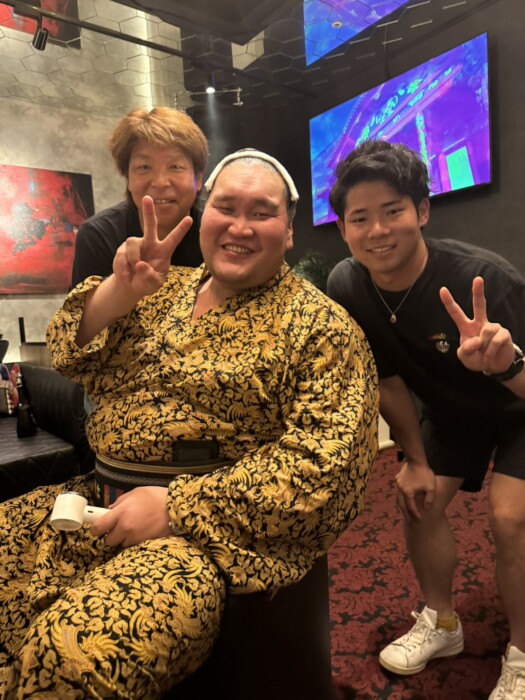伊勢ヶ濱部屋の会で横綱と撮影